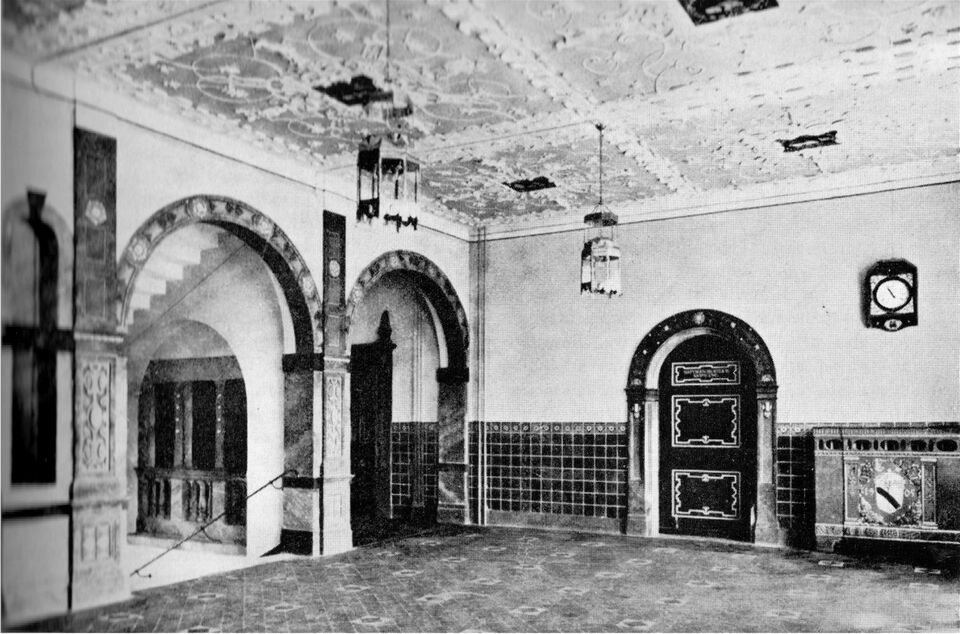 Datei:Reuchlin-Gymnasoum 1. Obergeschoß.jpg