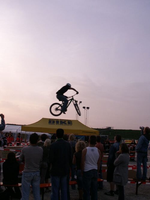 Datei:Dirt Jump.jpg