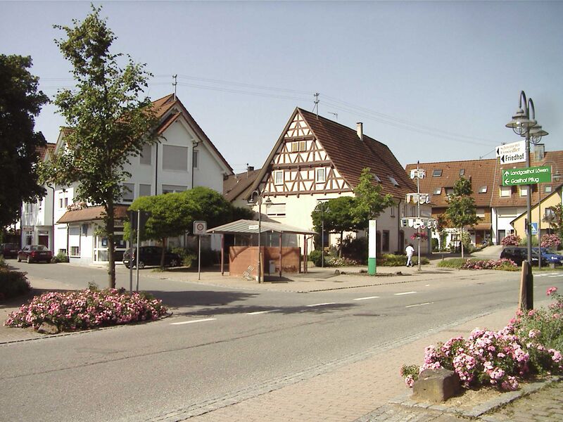 Datei:Effringen-Dorfplatz-Hauptstrasse.jpg