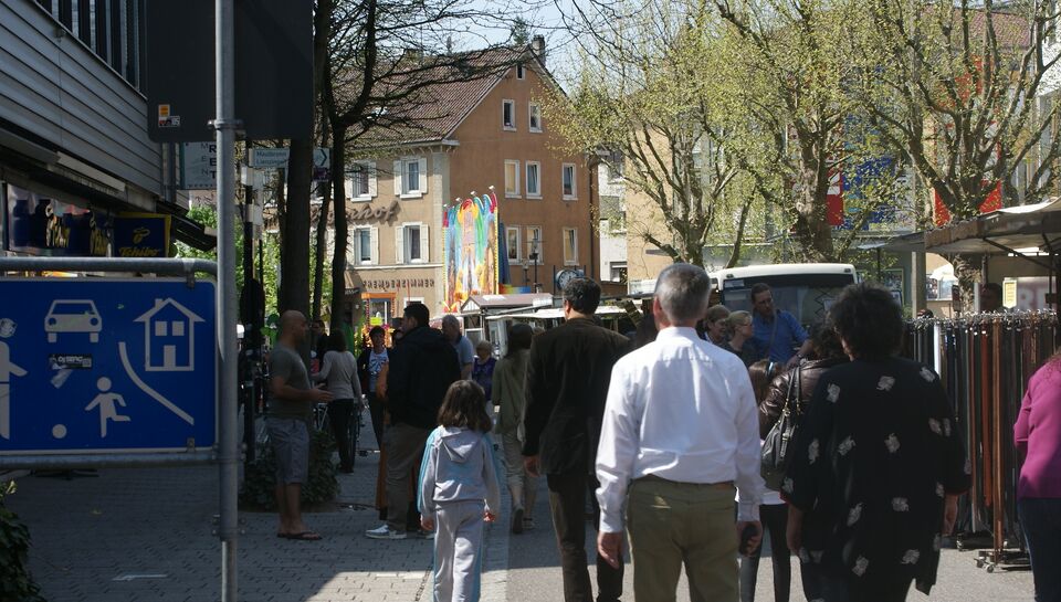 Datei:Bahnhofstraße beim Frühlingsmarkt.jpg