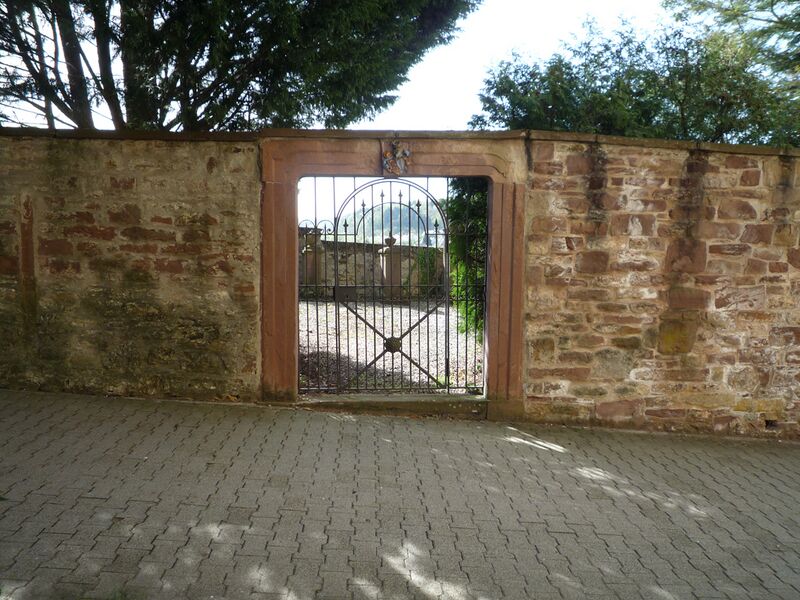 Datei:Koenigsbach-ev-kirche-tor-alter-friedhof.jpg