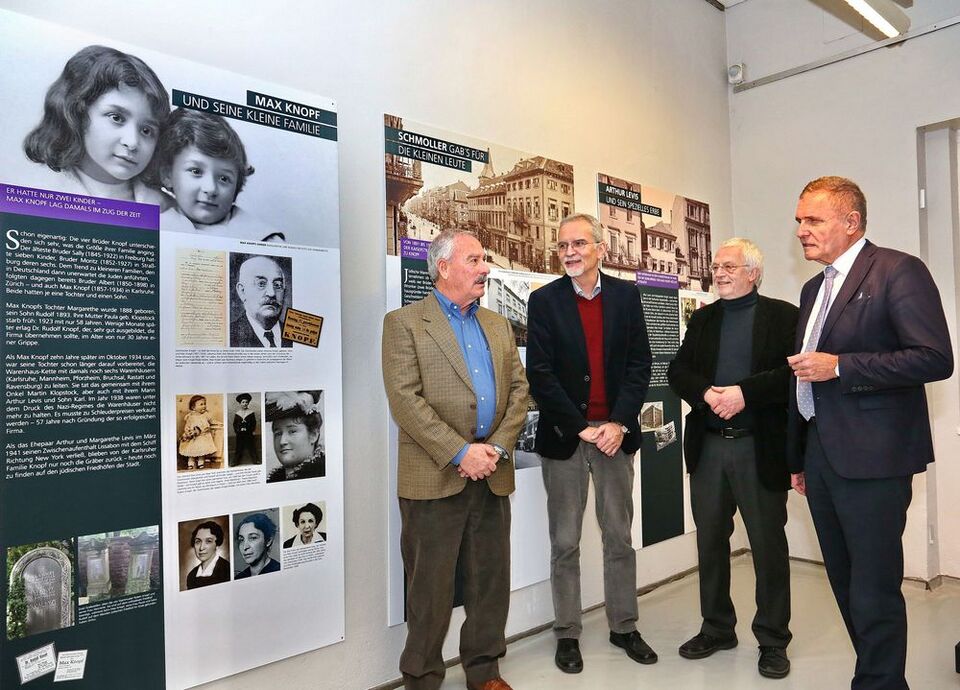 Datei:Don Levis mit Museumsleiter Pretsch, Gestalter Serger und Erster Bürgermeister Jäger (von links) im Stadtmuseum bei der Knopf-Präsentation (Quelle Fränkle).jpg