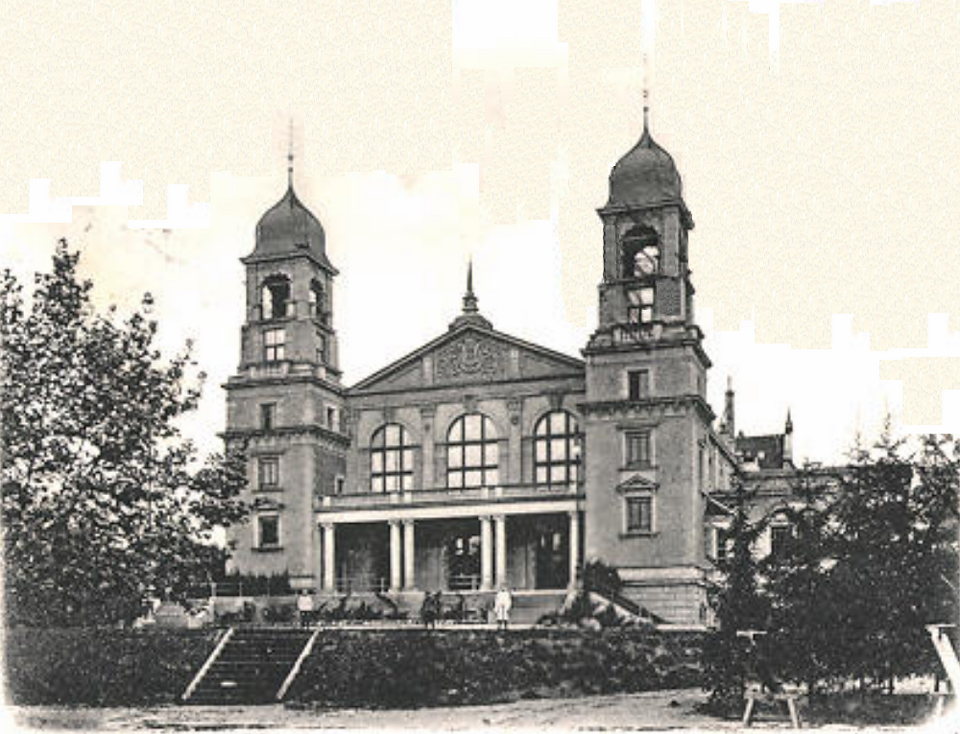 Datei:Pforzheim, Saalbau, Blick vom Stadtgarten, Entwurf Stadtbaumeister Alfons Kern, erbaut 1897-1900, eingeweiht am 20. Mai 1900, zerstört Heiligabend 1944.png