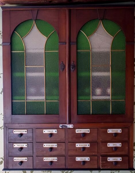 Datei:GHV Apotheke Arzneimittelschrank.jpg