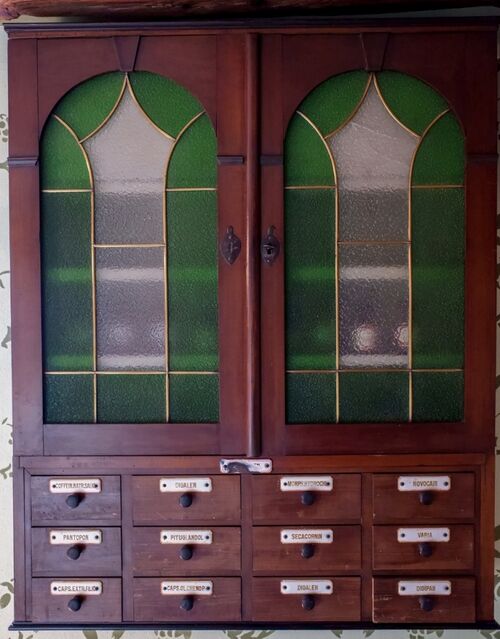 Datei:GHV Apotheke Arzneimittelschrank.jpg