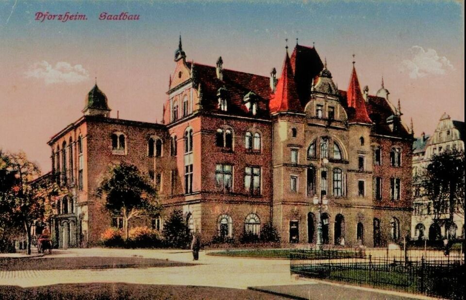 Datei:Pforzheim, Saalbau mit Eingang an der Jahnstraße 42,, Entwurf Stadtbaumeister Alfons Kern, erbaut 1897-1900, eingeweiht am 20. Mai 1900, zerstört Heiligabend 1944.jpg