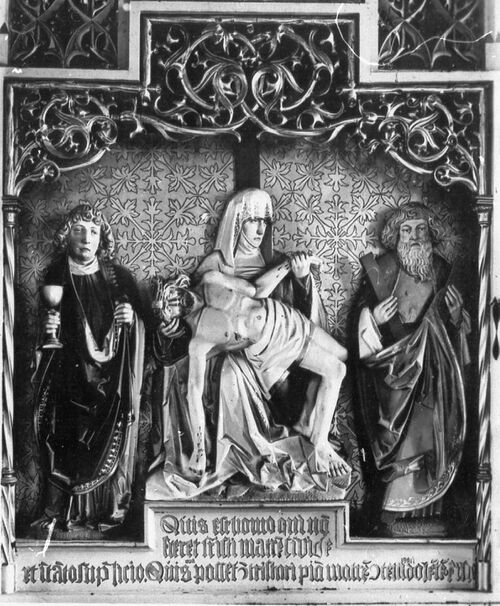 Datei:Altarschrein, früher in der Pfarrkirche zu Wimsheim, heute in der La-Salette-Kapelle in Leutkirch-Engerazhofen, Pietà, Hl. Johannes und Hl. Andreas.jpg