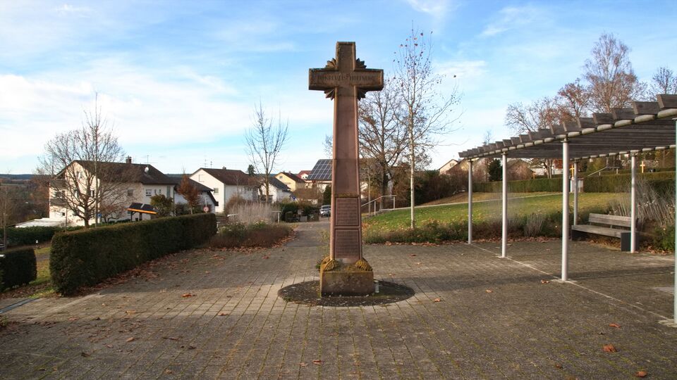 Datei:Friedhof Ebhausen Gefallendenkmal-WK1.jpg