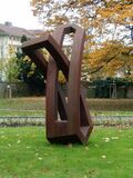 Miteinander-Ohne von Werner Pokorny - Skulptur im Schlossgarten