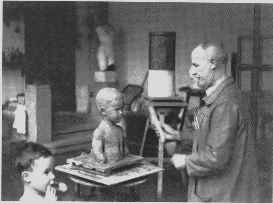 Datei:Bildhauer Adolf Sautter (geb. 30.10.1872 in Pforzheim; gest. 6.3.1956 in Pforzheim), im Atelier.jpg
