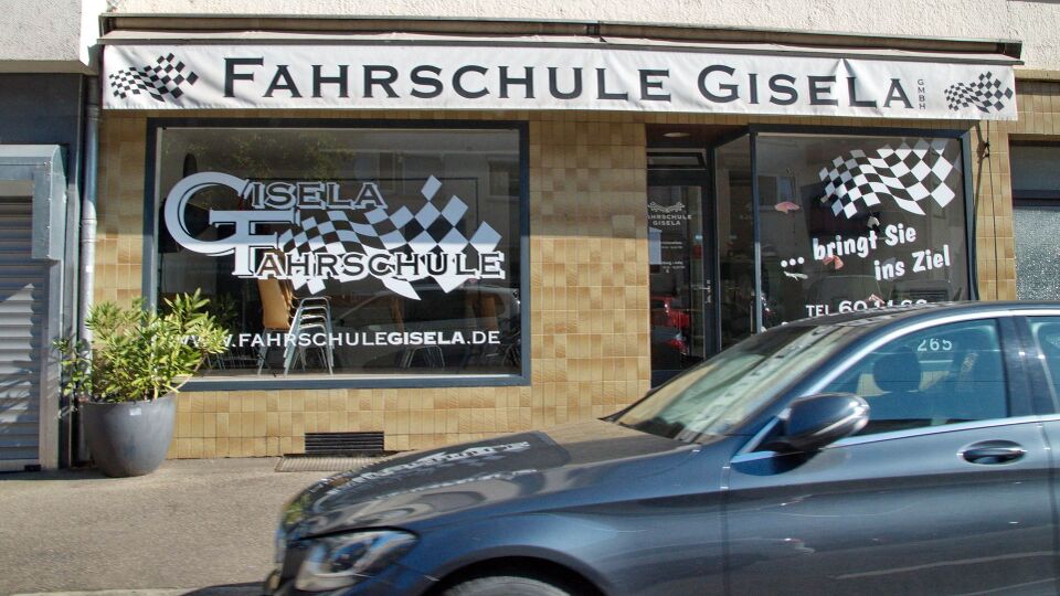 Datei:Fahrschule Gisela Eingang 2026.jpg