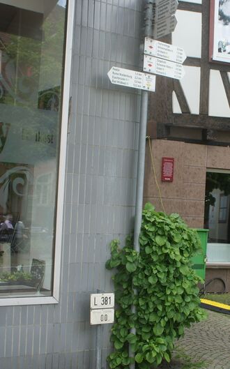 Wegweieser an Marktplatz Neuenbürg.JPG