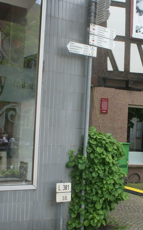 Datei:Wegweieser an Marktplatz Neuenbürg.JPG
