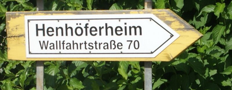 Datei:Wegweiser Henhöferheim in Neusatz.jpg
