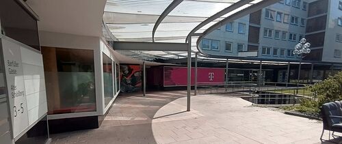 hofseitige Ladenzeile