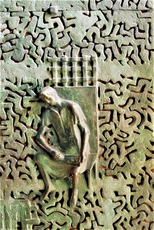 Datei:Jürgen Weber (geb. 14.1.1928 in Münster in Westfalen; gest. am 16. Juni 2007 am Pou d’es Lleó auf Ibiza), Relief an der Bronzetür der Pforzheimer Schloßkirche, 1959, gefangener Paulus.jpg