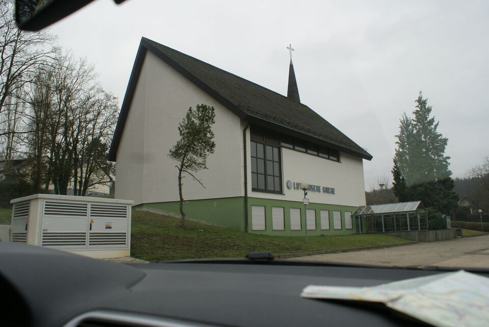 Datei:Kirche Jugenzentrum.jpg