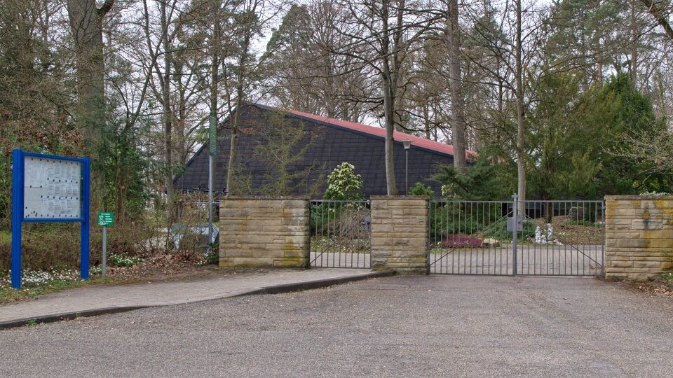 Datei:2022-03-29 Illingen Waldfriedhof Haupteingang.jpg