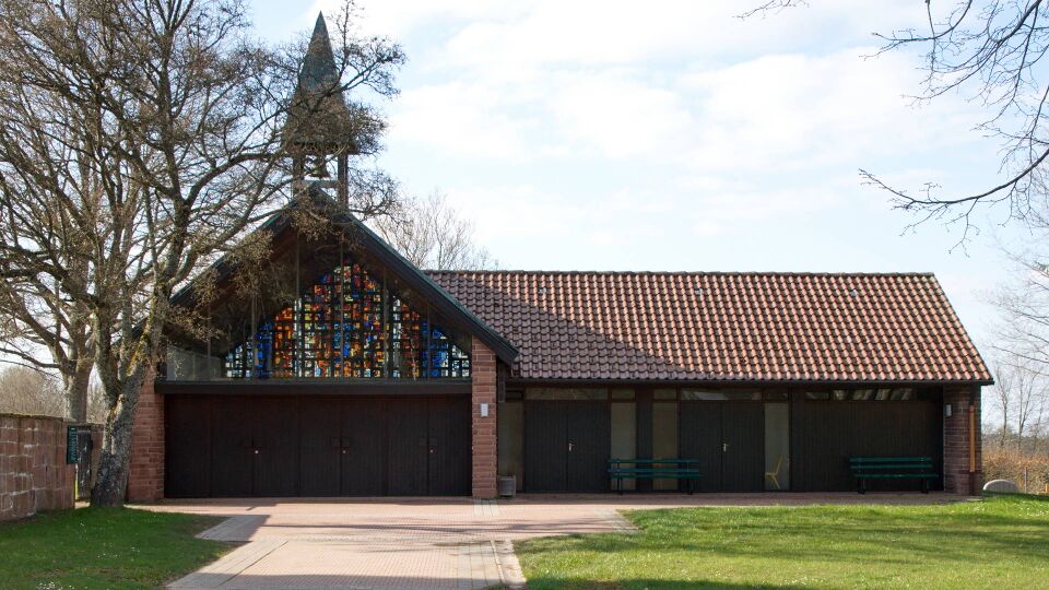 Datei:2023-04-09 Friedhof Salmbach Trauerhalle.jpg