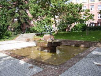 Dreifluessebrunnen1.jpg