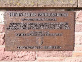 Huchenfeld Rathausbrunnen Schild.jpg