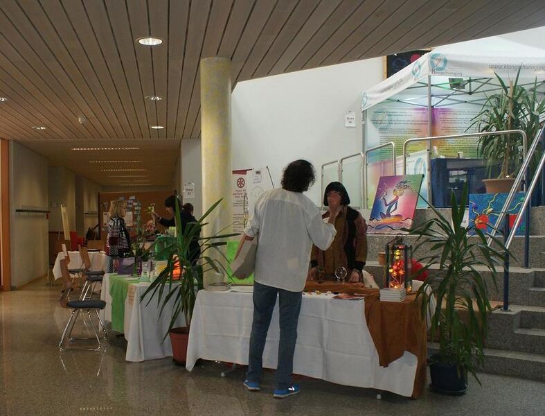 Datei:Infostand im mittleren Foyer.jpg
