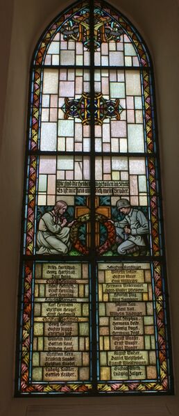 Datei:Kirchenfenster als Gefallenendenkmal.jpg