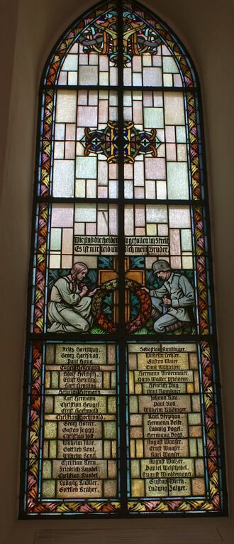 Datei:Kirchenfenster als Gefallenendenkmal.jpg