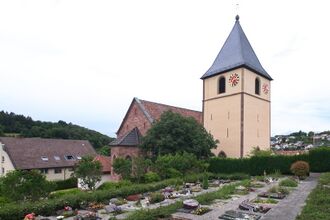 Margarethenkirche Eisingen Friedhofseite.jpg