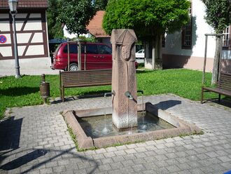 Pinache-Kirche-Brunnen.jpg