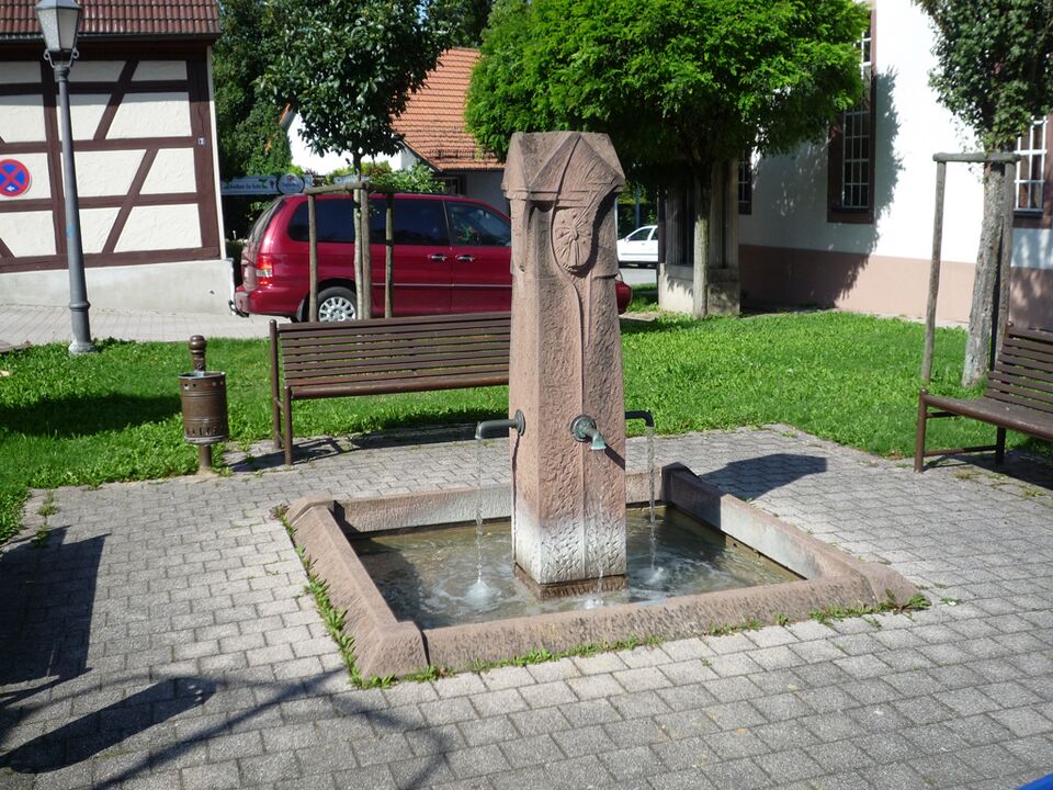 Datei:Pinache-Kirche-Brunnen.jpg