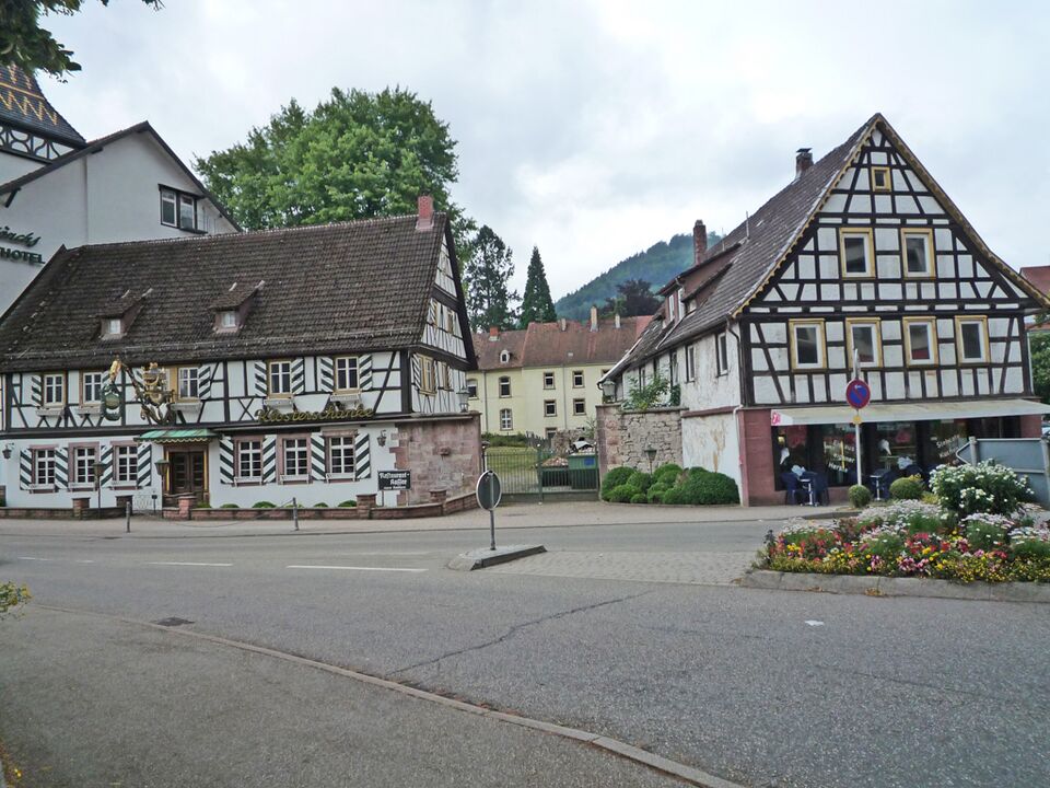 Datei:Bad-Herrenalb-Haeuser-Doblerstrasse.jpg