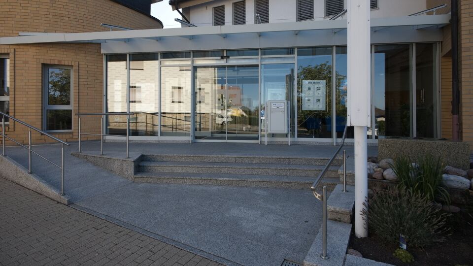 Datei:Raiffeisenbank Kieselbronn Eingang.jpg
