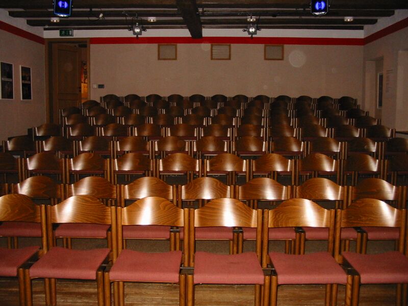 Datei:Mottenkaefig Saal 02.jpg