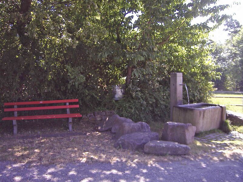 Datei:Waldrennach-Wasserturm-Brunnen.jpg