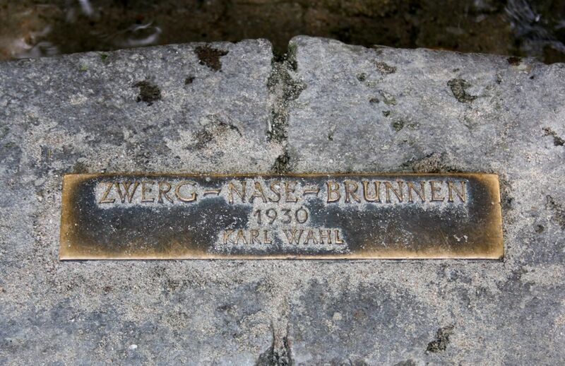 Datei:Zwerg-Nase-Brunnen-Inschrift.jpg