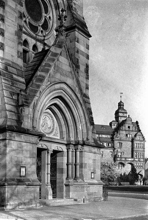 Datei:Alte Stadtkirche (links) und das Verwaltungsgebäude des städtischen Elektrizitätswerks im Rennfeld, an der Melanchthonstraße, Ecke Enzstraße, heute Jörg-Ratgeb-Straße in Pforzheim, erbaut 1908 (2).jpg