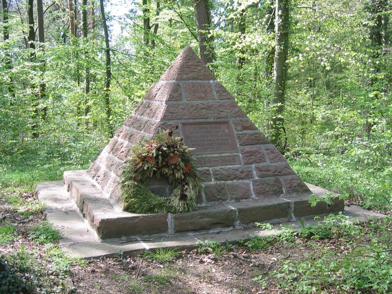 Datei:Pyramide bauwerk pforzheim.jpg