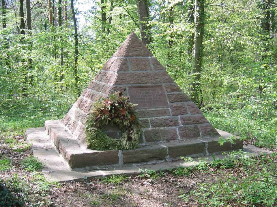 Datei:Pyramide bauwerk pforzheim.jpg