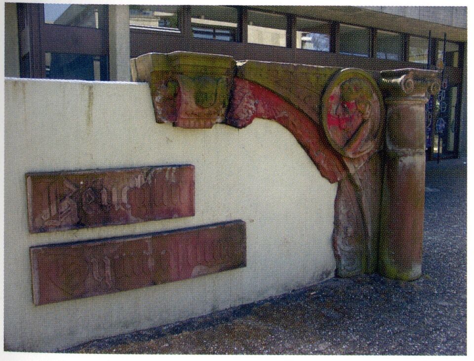 Datei:Reuchlin-Gymnasium, Schwarzwaldstraße 84, Denkmalwand mit den Trümmerteilen vom Portal des alten Reuchlin-Gymnasiums an der Simmlerstraße, Entwurf Adolf Sautter.jpg