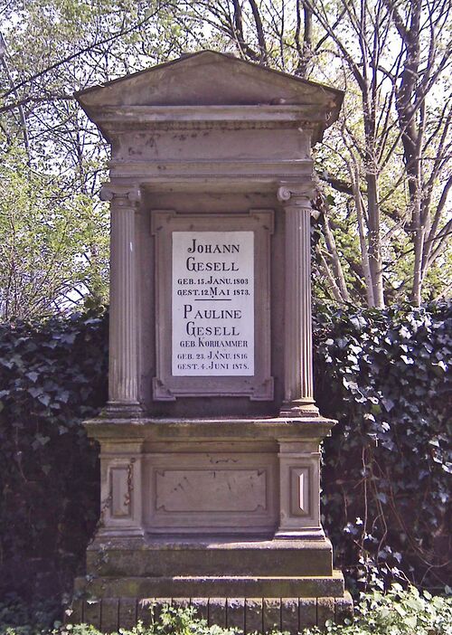 Datei:Oststadtpark-Grabstein-Gesell.jpg