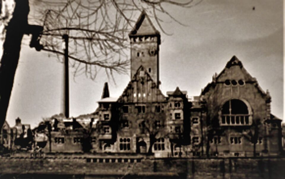 Datei:Ruine des Alten Emma-Jaeger-Bades in Pforzheim, Entwurf Stadtbaumeister Alfred Roepert aus Pforzheim, erbaut 1909–1911, zerstört 1945 (b).jpg