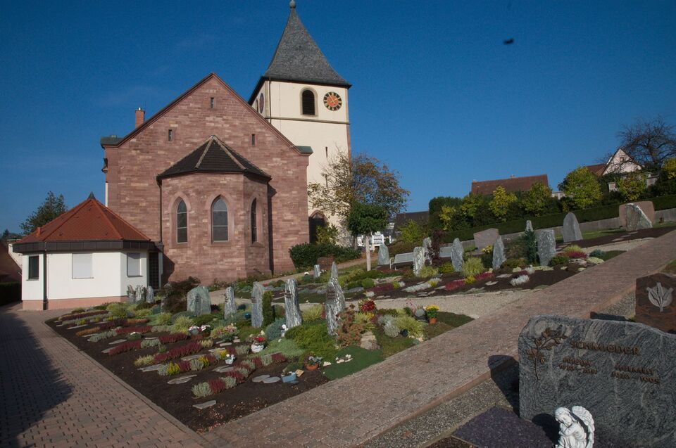 Datei:Friedhof Eisingen Kirche Urnenfeld.JPG