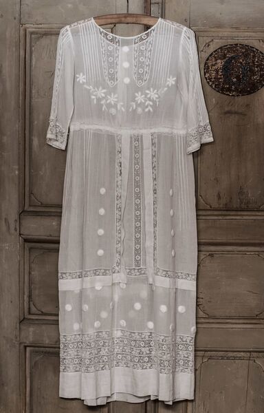 Datei:GHV Nähzimmer-Nähen-Weisses-Kleid.JPG