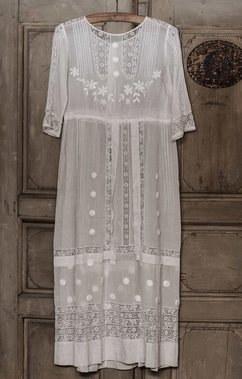 Datei:GHV Nähzimmer-Nähen-Weisses-Kleid.JPG
