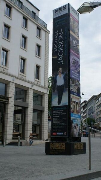 Datei:Werbesäule vor Schmuckwelten.JPG