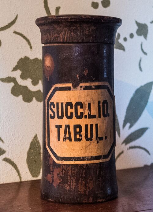 Datei:GHV Apotheke Standgefaess-Holz-SuccLiqTabul.jpg