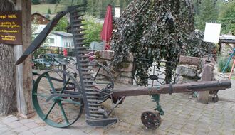 Mähmaschine in der Poppelmühle.JPG
