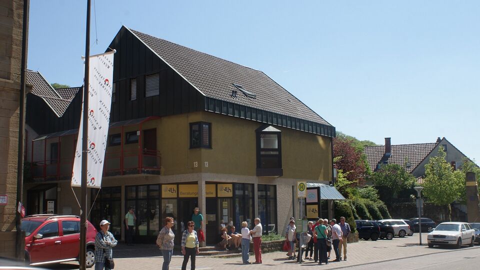Datei:Teilnehmer an der Haltestelle.JPG