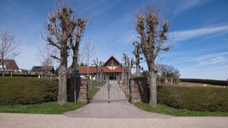 2023-04-10 Friedhof Langenbrand Eingangstor.jpg